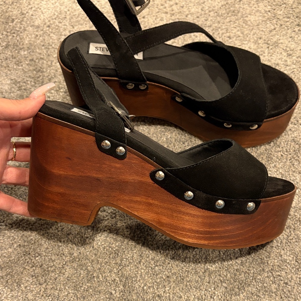 Mindful Steve Madden wedge. Brand new